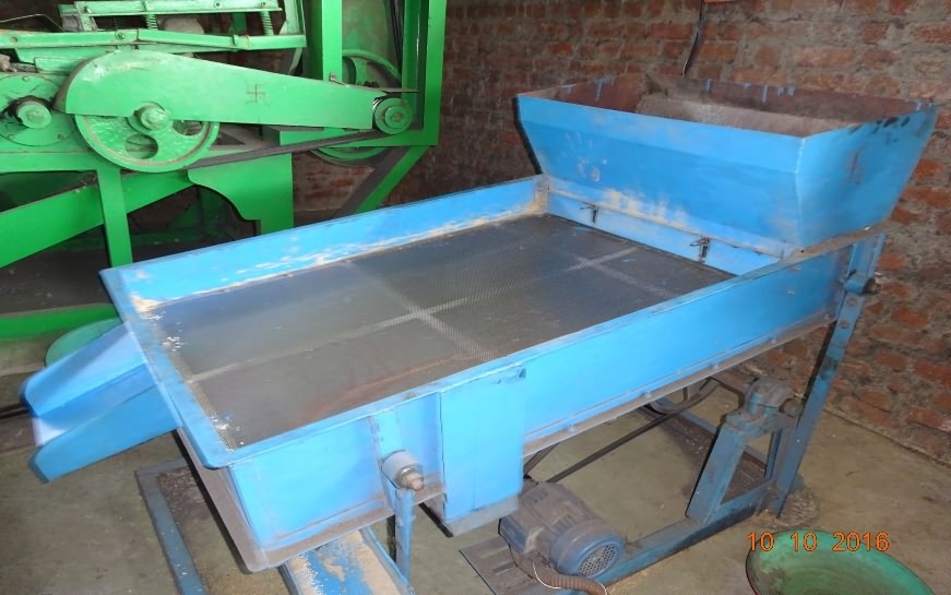  Sieving machine for flacked rice